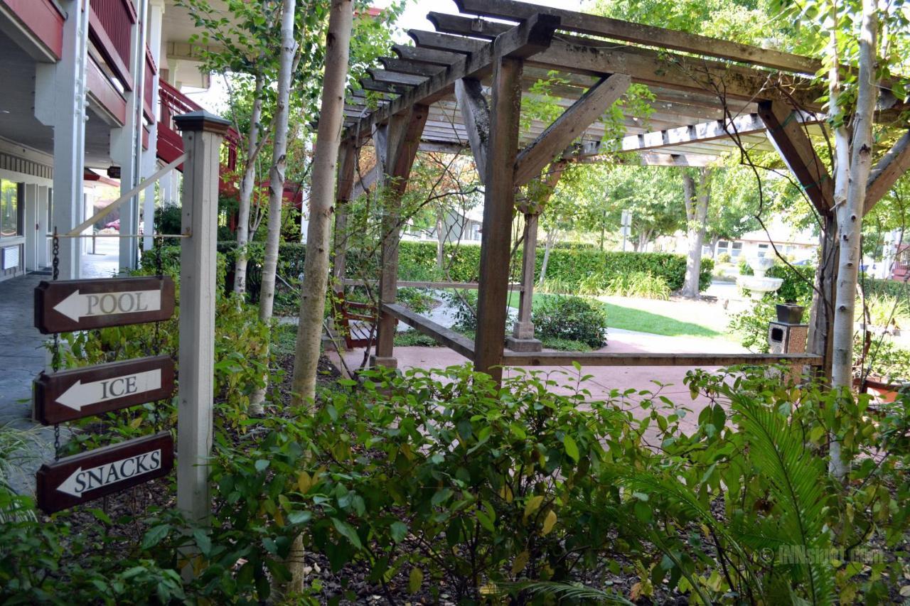 Sebastopol Inn Exterior photo