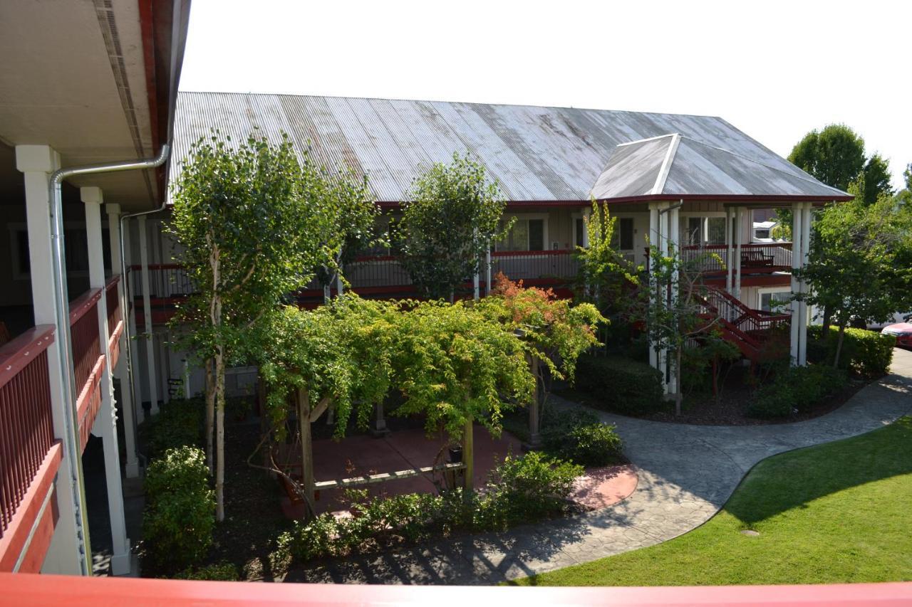 Sebastopol Inn Exterior photo